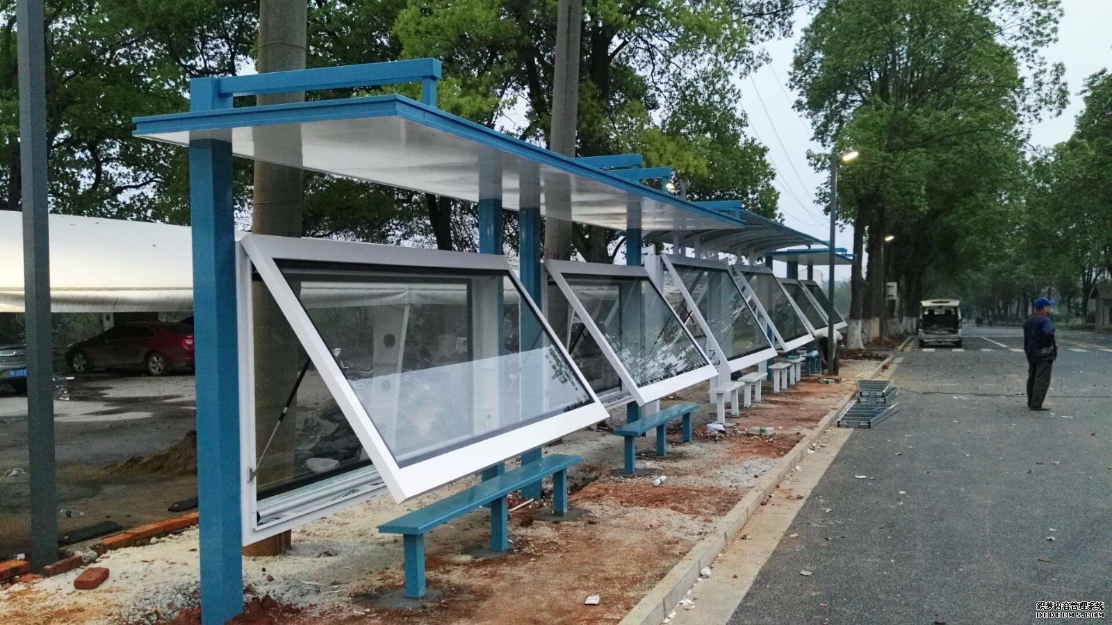 湖南候車亭換新點亮夜間道路交通