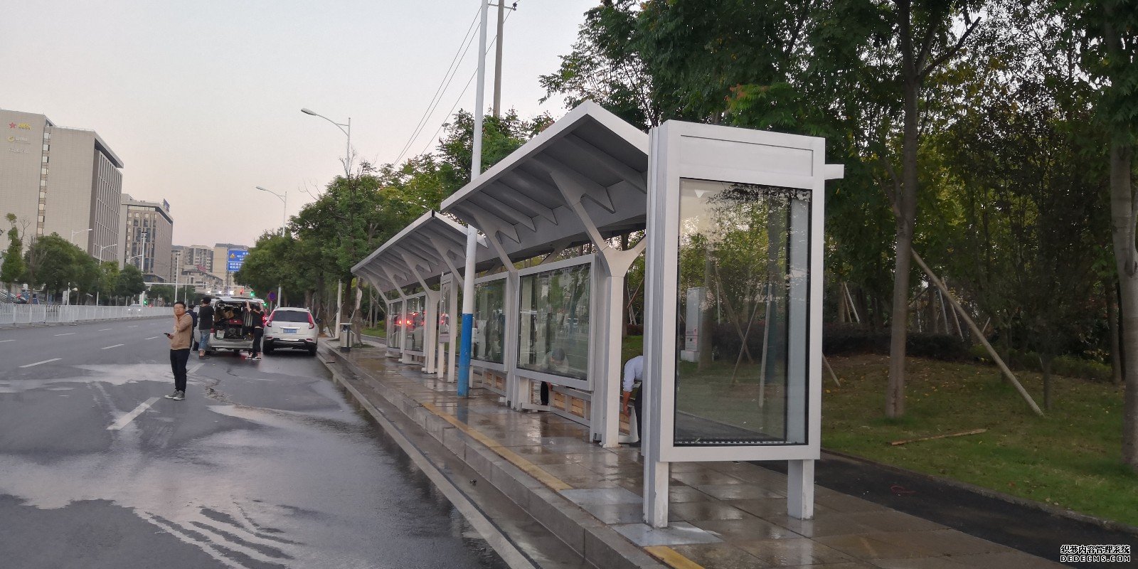 湖南候車亭換新點亮夜間道路交通