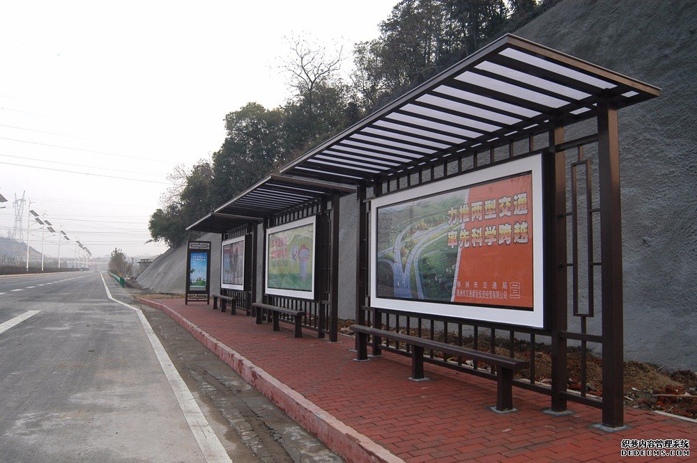 湖南智能公交候車亭外形也干凈整潔