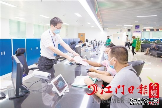 臺山市持續深化社保“放管服”改革,在全省首創“稅險同窗、一次辦結”模式作為先進經驗推廣應用。 臺山市持續深化社保“放管服”改革,在全省首創“稅險同窗、一次辦結”模式作為先進經驗推廣應用。