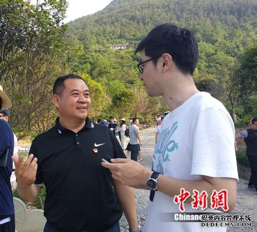 圖為青龍鎮黨委書記肖建華像記者介紹大窩社區治理情況。 馬佳欣攝